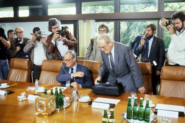 Bundeskanzler Willy Brandt (vorn li. SPD) und Herbert Wehner (SPD-Fraktionsvorsitzender beide GER) während einer Sitzung des Bundeskabinetts in Bonn