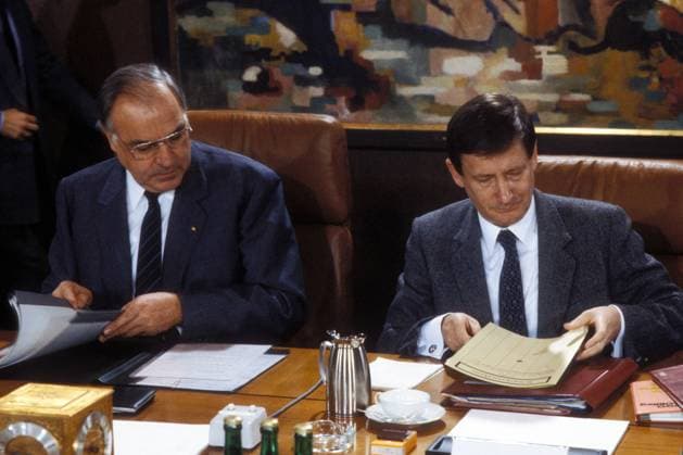 Bundeskanzler Helmut Kohl (li., GER CDU) und Staatssekretär Waldemar Schreckenberger (GER Parteilos) während einer Sitzung des Bundeskabinetts in Bonn