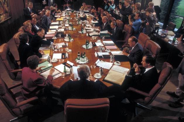 Bundeskanzler Helmut Kohl (li., 6.v.li., GER CDU) während einer Sitzung des Bundeskabinetts in Bonn