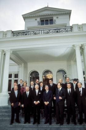 Kabinett Schmidt II mit Bundespräsident (alle GER) vor der Villa Hammerschmidt in Bonn - V.l.n.r.: Egon Franke (SPD Bundesminister für Innerdeutsche Beziehungen), Bildungsminister Helmut Rohde (SPD), Bundesbauminister Karl Ravens (SPD), Gesundheitsministerin Antje Huber (SPD), Bundesverteidigungsminister Georg Leber (SPD), Bundespostminister Kurt Gscheidle (SPD), Bundespräsident Walter Scheel (FDP), Landwirtschaftsminister Josef Ertl (FDP), Marie Schlei (SPD Bundesministerin für Wirtschaftliche Zusammenarbeit), Bundeskanzler Helmut Schmidt (SPD), Bundesinnenminister Werner Maihofer (FDP), Bundesaußenminister Hans-Dietrich Genscher (FDP), Bundesarbeitsminister Herbert Ehrenberg (SPD), Bundeswirtschaftsminister Hans Fridrichs (FDP), Bundesfinanzminister Hans Apel (SPD), Bundesjustizminister Hans-Jochen Vogel (SPD) und Bundesforschungsminister Hans Matthöfer (SPD)