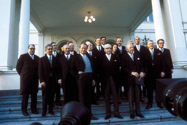 Kabinett Brandt II mit Bundespräsident (alle GER) vor der Villa Hammerschmidt in Bonn - V.l.n.r.: Bundeslandwirtschaftsminister Josef Ertl (FDP), Bundesjustizminister Gerhard Jahn (SPD), Erhard Eppler (SPD Bundesminister für Wirtschaftliche Zusammenarbeit), Bundesverteidigungsminister Georg Leber (SPD), Helmut Rohde (SPD Staatsminister im Bundesministerium für Arbeit und Sozialordnung), Bundeskanzler Willy Brandt (SPD), Bundesarbeitsminister Walter Arendt (SPD), Bundesbildungsminister Klaus von Dohnanyi (SPD), Werner Maihofer (FDP Bundesminister für Besondere Aufgaben beim Stellvertreter des Bundeskanzlers), Bundespräsident Gustav Heinemann (SPD), Bundesgesundheitsministerin Katharina Focke (SPD), Bundesinnenminister Hans-Dietrich Genscher (FPD), Bundesaußenminister Walter Scheel (FDP), Bundesforschungsminister Horst Ehmke (SPD), Bundeswirtschaftsminister Hans Friderichs (FDP), Bundesverkehrsminister Lauritz Lauritzen (SPD) und Bundesbauminister Hans-Jochen Vogel (SPD)