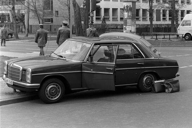 Dienstwagen von Generalbundesanwalt Siegfried Buback (GER) nach dem tödlichen Attentat der RAF in Karlsruhe
