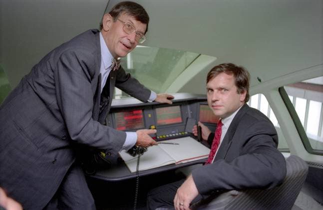 Bundesverkehrminister Günther Krause (re.) und Bundesforschungsminister Heinz Riesenhuber (beide GER CDU) während eines Pressetermins in einem Transrapid-Cockpit im niedersächsischen Emsland