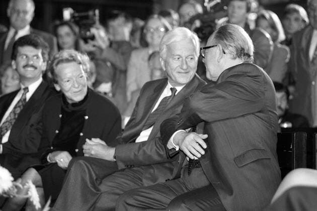 Bundespräsident Richard von Weizsäcker (2.v.r, GER CDU) mit Hans-Jürgen Wischnewski (re., GER SPD), dessen Ehefrau Gika und Karlheinz Blessing (GER Bundesgeschäftsführer SPD) während eines Geburtstagsempfanges von Wischnewski in Bonn