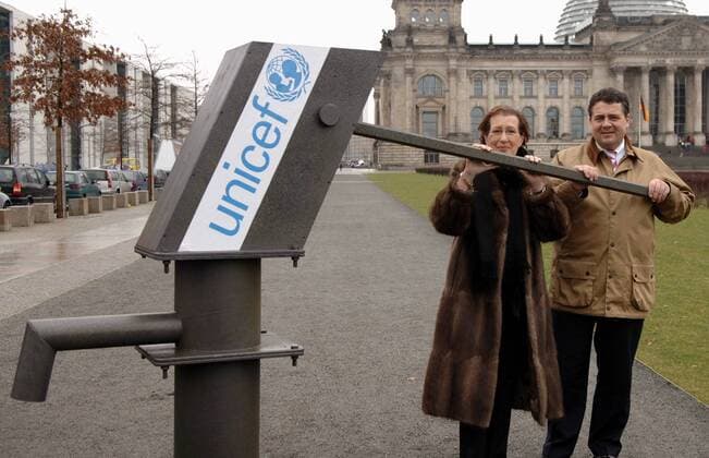 Sigmar Gabriel (GER SPD Bundesumweltminister) und Heide Simonis (GER Vorsitzende UNICEF Deutschland) präsentieren eine Wasserpumpe mit dem Schriftzug - Unicef - zum Weltwassertag vor dem Reichstagsgebäude in Berlin - 