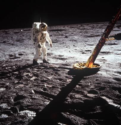 IMAGO History, Mondlandung der Apollo 11 am 20.07.1969 Astronaut Buzz Edwin Eugene Aldrin (USA) neben dem Fuß des Lunar Module auf dem Mond während der Mission Apollo 11 -  - KSC99071511