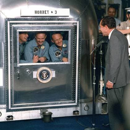 IMAGO History, Mondlandung der Apollo 11 am 20.07.1969 Präsident Richard Nixon (re., USA) begrüßt die Astronauten - v.l.n.r.: Neil Alden Armstrong, Michael Collins und Buzz Edwin Eugene Aldrin (alle USA) - in Quarantäne nach der Landung der Mission Apollo 11 -  - KSC99071519