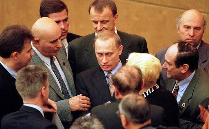 Ministerpräsident Wladimir Putin (Mitte, RUS) im Gespräch mit Abgeordneten in der Duma in Moskau  mos99112404
