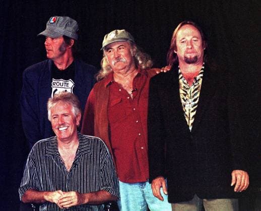 V.l.n.r.: Sänger Neil Young (CAN), Graham Nash (USA), David Crosby (USA) und Stephen Stills (USA alle Crosby, Stills, Nash and Young) nach einer Pressekonferenz zur Bekanntgabe ihrer Wiedervereinigungs- Tour in New York -  (nyp99101202)