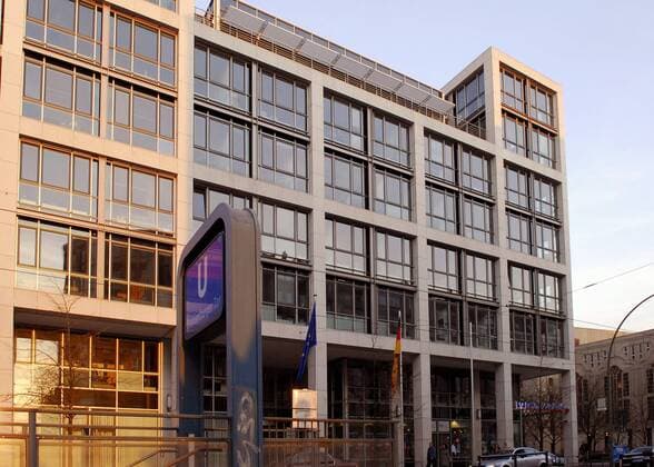 Bundesministerium für Gesundheit am U-Bahnhof Oranienburger Tor in der Berliner Friedrichstraße