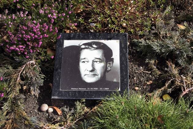 Bildnis auf dem Ehrengrab von Helmut Newton in Berlin-Schöneberg
