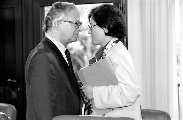 Bundesbauministerin Irmgard Schwätzer (GER FDP) und Bundesinnenminister Rudolf Seiters (GER CDU) anlässlich einer Kabinettssitzung im Bundeskanzleramt in Bonn