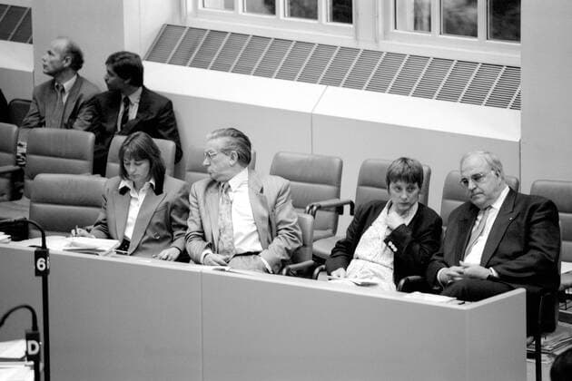 Bundeskanzler Helmut Kohl (re., GER CDU), Bundesfrauenministerin Angela Merkel (2.v.re., GER CDU), Horst Waffenschmidt (2.v.li., GER CDU Parlamentarischer Staatssekretär im Bundesministerium des Innern) und Bundesjustizministerin Sabine Leutheusser-Schnarrenberger (GER FDP) während einer Sitzung des Bundestages in Bonn