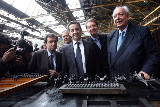Nicolas Sarkozy (Mitte, FRA UMP Präsidentschaftskandidat) und Bürgermeister Jean Claude Gaudin (re., FRA) während einer Besichtigung der Fabrik - Moteurs Baudouin - in Marseilles - 