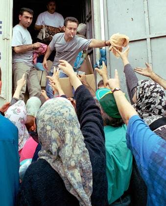 Türkische Frauen warten auf die Zuteilung von Hilfsgütern nach einem Erdbeben in Degimendere  (deg99083001)