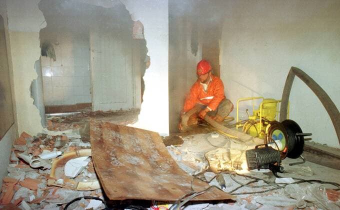 Feuerwehrmann bei Aufräumarbeiten in einem Wohngebäude nach einem Erdbeben in Duzce  (duz99111204)