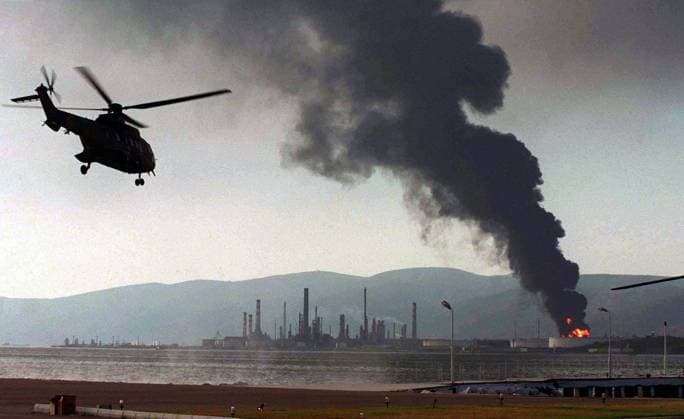 Löschhubschrauber fliegt zu einem Feuer auf einem Fabrikgelände der Tupras Erdölraffinerie nach einem Erdbeben in  (ist99081802)
