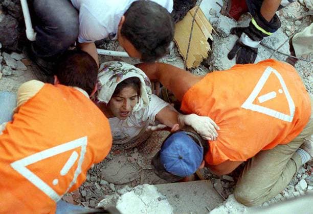 Rettungskräfte bergen eine Türkin aus dem Trümmern eines Wohnhauses nach einem Erdbeben in Istanbul  (ist99081803)