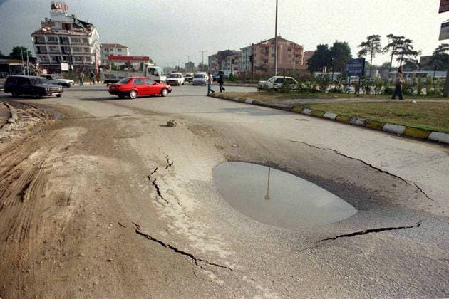 Eingestürzte Fahrbahn nach einem Erdbeben in Duzce  (ist99081805)