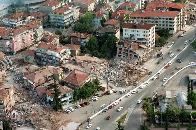 Bild der Zerstörung nach einem Erdbeben in Golcuk  (ist99081908)