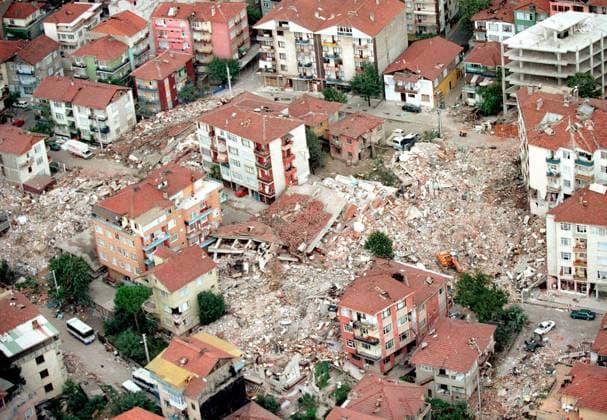 Zerstörte Wohnhäuser nach einem Erdbeben in Izmit  (ism99082301)