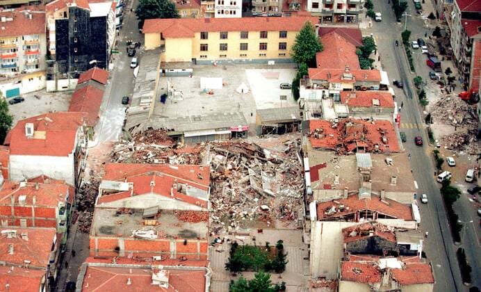 Zerstörte Wohnhäuser nach einem Erdbeben in Izmit  (izm99082302)