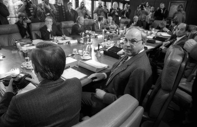 Bundeskanzler Helmut Kohl (Mitte, GER CDU-Bundesvorsitzender) am Rande einer Kabinettssitzung in Bonn