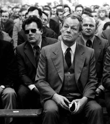 Bundeskanzler Willy Brandt (Mitte, GER SPD) und Günter Guillaume (li., GER SPD Referent im Bundeskanzleramt) während einer Betriebsversammlung der BKB in Helmstedt