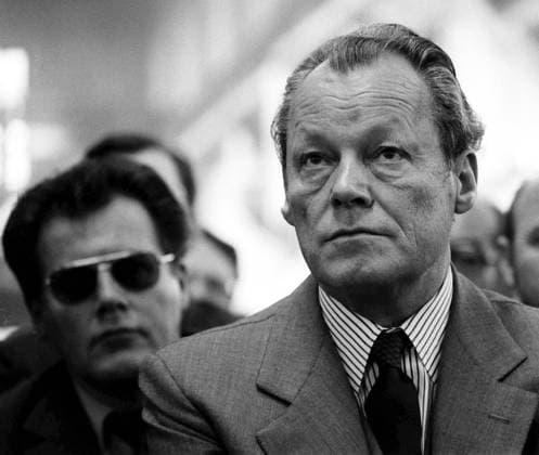 Bundeskanzler Willy Brandt (re., GER SPD) und Günter Guillaume (GER SPD Referent im Bundeskanzleramt) während einer Betriebsversammlung der BKB in Helmstedt
