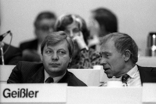Heiner Geißler (re., GER CDU Bundesminister für Jugend, Familie und Gesundheit) im Gespräch mit Eberhard Diepgen (li., GER CDU Regierender Bürgermeister von Berlin) während des Bundesparteitages der CDU in Essen