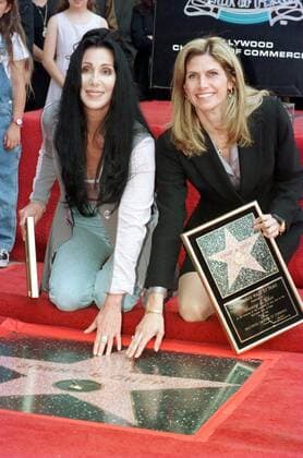 Sängerin Cher (li., USA) und Mary Bono (USA Witwe von Sonny Bono) anlässlich einer Ehrung von - Sonny & Cher - mit einem Stern auf dem Hollywood Walk of Fame in Los Angeles  (lap98051607)
