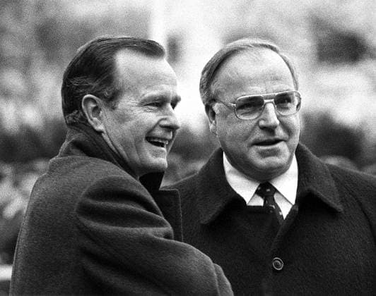 Vizepräsident George Bush sen. (li., USA) und Bundeskanzler Helmut Kohl (GER CDU) in Bonn