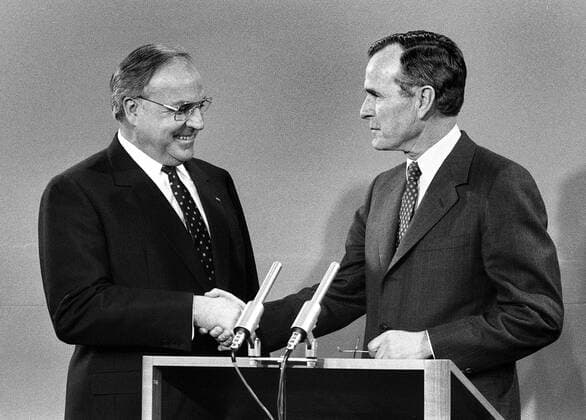 Vizepräsident George Bush sen. (re., USA) und Bundeskanzler Helmut Kohl (GER CDU) in Bonn