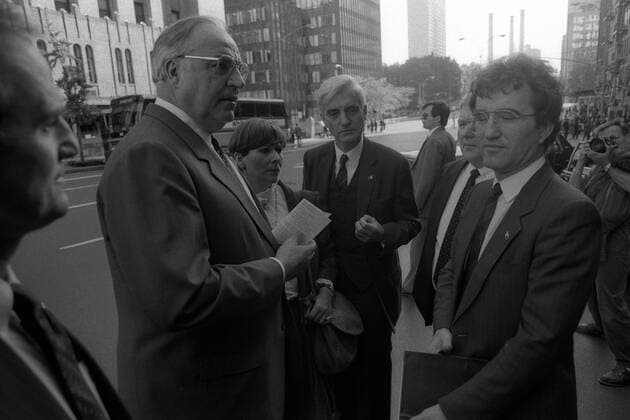 Bundeskanzler Helmut Kohl (li., GER CDU) und Juliane Weber (Leiterin Büro von Helmut Kohl) im Gespräch mit Horst Teltschik (re., GER CDU) während eines Besuchs in New York