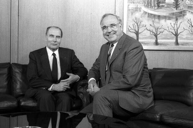 Bundeskanzler Helmut Kohl (re., GER CDU) neben Staatspräsident Francois Mitterrand (li., FRA) während eines Treffens in Bonn
