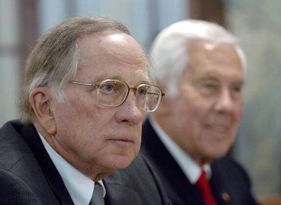 Sam Nunn (li., USA CEO Nuclear Threat Initiative) und Richard Lugar (re., USA Demokraten Senator Iowa) während einer Anhörung in Washington D.C. -  - WAP2007041104