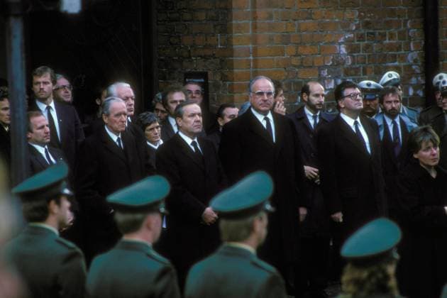 Karl Carstens (5.v.li., GER CDU), Bundesfinanzminister Gerhard Stoltenberg (6.v.li., GER CDU), Bundesgesundheitsministerin Rita Süssmuth (7.v.li., GER CDU), Bundeskanzler Helmut Kohl (Mitte, GER CDU) und Bundestagspräsident Philipp Jenninger (7.v.re., GER CDU) während der Beerdigung von Uwe Barschel (GER CDU)