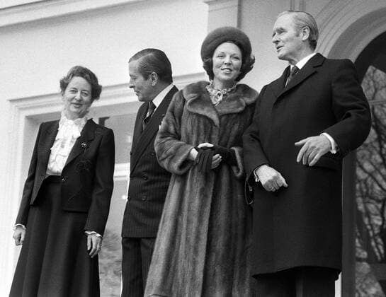 Königin Beatrix der Niederlande (2.v.re., NED) mit Bundespräsident Karl Carstens (re., GER CDU), ihrem Ehemann Prinz Claus (2.v.li., NED) und des Bundespräsidenten Ehefrau Veronika Carstens (GER) anlässlich ihres Staatsbesuches in Bonn