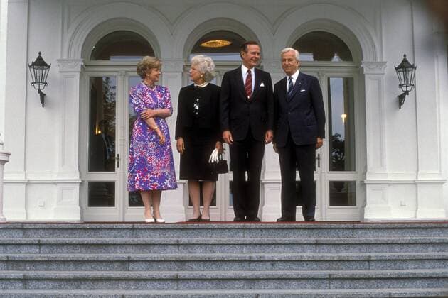 Präsident George Bush sen. (2.v.re., USA) mit seiner Ehefrau Barbara Bush (2.v.li., USA) sowie Bundespräsident Richard von Weizsäcker (re., GER CDU) mit seiner Ehefrau Marianne (GER) in Bonn anlässlich des Deutschlandbesuches der Bushs