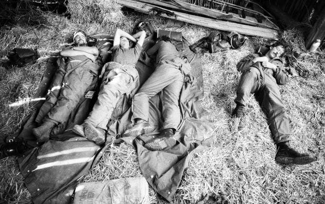 Soldaten ruhen in einer Scheune - NATO-Manöver - Flinker Igel - im Bayerischen Wald