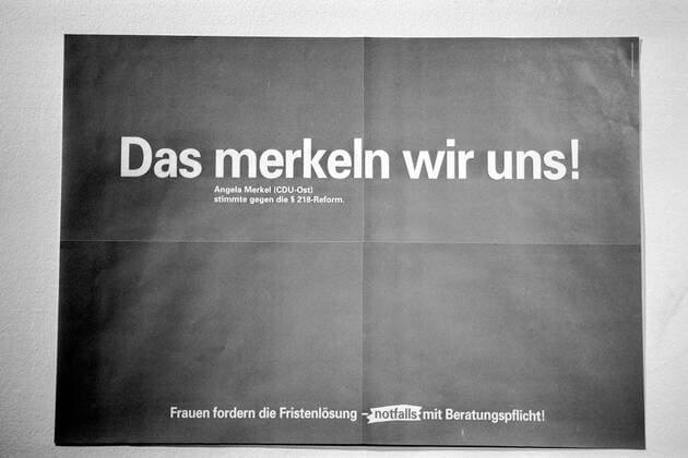 Plakat - Das merkeln wir uns! - am Rande einer Frauenrechtsveranstaltung in Köln