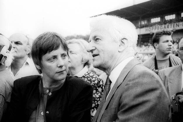 Bundespräsident Richard von Weizsäcker (vorn re., GER CDU) und Angela Merkel (vorn li., GER CDU Stellvertretende Regierungssprecherin) während eines Pferderennens auf der Galopprennbahn Hoppegarten