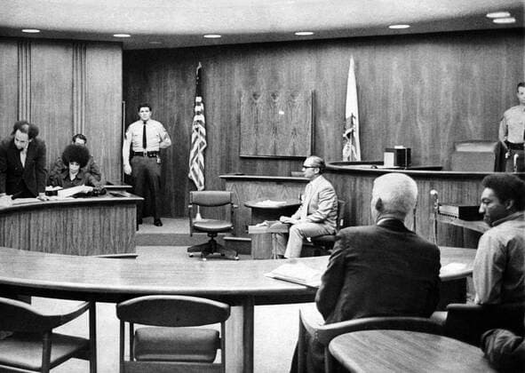 Berühmte Feministinnen, Angela Davis Soledad Brothers - Bürgerrechtlerin Angela Davis (2.v.l., USA) bekennt sich - innocent of all charges - während einer Anhörung in San Rafael -  (ARK1970010506)