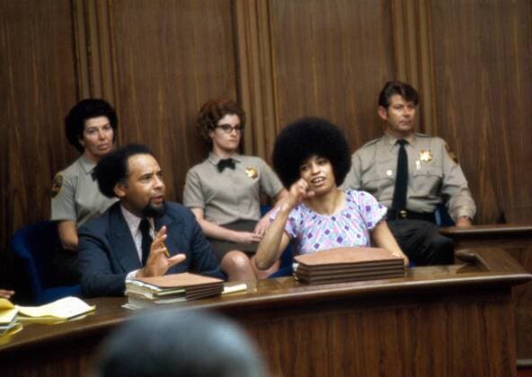 Berühmte Feministinnen, Angela Davis Soledad Brothers - Bürgerrechtlerin Angela Davis (vorn re., USA) während einer Anhörung in San Rafael - 
