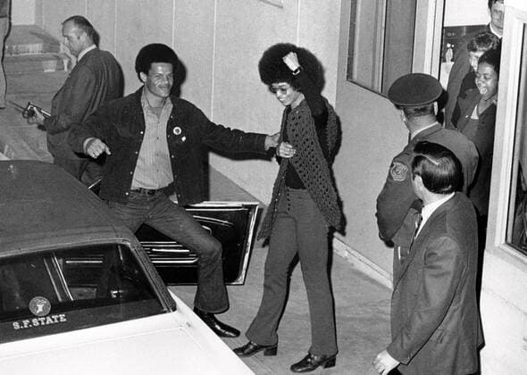 Berühmte Feministinnen, Angela Davis Soledad Brothers - Bürgerrechtlerin Angela Davis (USA) wird in San Jose auf Kaution freigelassen -  (ARK197202231)