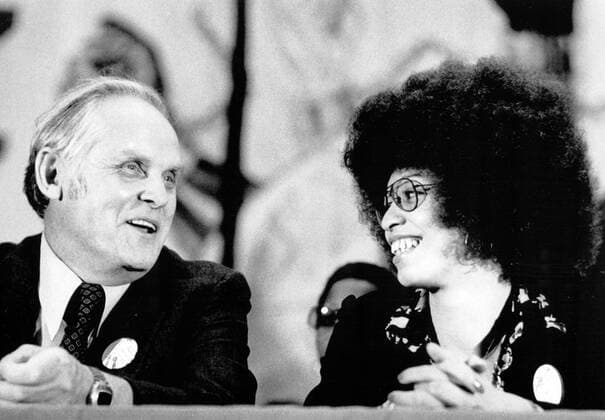 Berühmte Feministinnen, Angela Davis Bürgerrechtlerin Angela Davis (USA) und Gus Hall (Generalsekretär Kommunistische Partei der USA) anlässlich des - The Mass Bicentennial Festival - in Chicago -  (ARK1975062903)