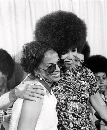 Berühmte Feministinnen, Angela Davis Soledad Brothers - Bürgerrechtlerin Angela Davis (re., USA) umarmt ihre Mutter infolge ihres Freispruchs in San Jose - 