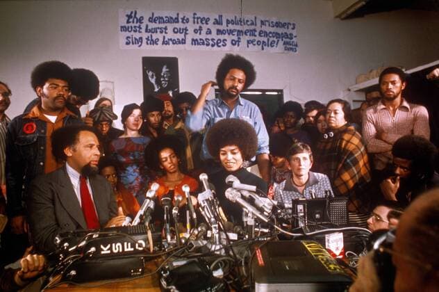 Berühmte Feministinnen, Angela Davis Soledad Brothers - Bürgerrechtlerin Angela Davis (Mitte USA) während einer Pressekonferenz nach ihrer Freilassung in San Jose - 