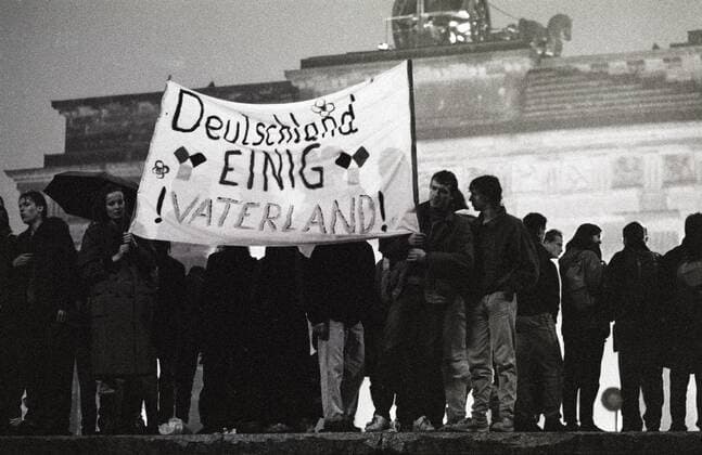  Deutschland einig Vaterland - Transparent in der Nacht der Maueröffnung in Berlin iblnmi00182021