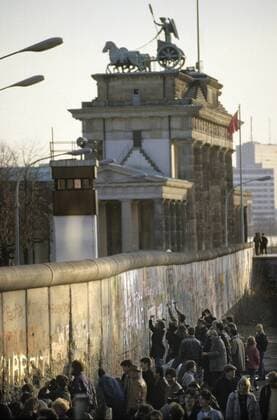  Mauerspechte an der Berliner Mauer am Brandenburger Tor der Wendezeit iblnmi00182027